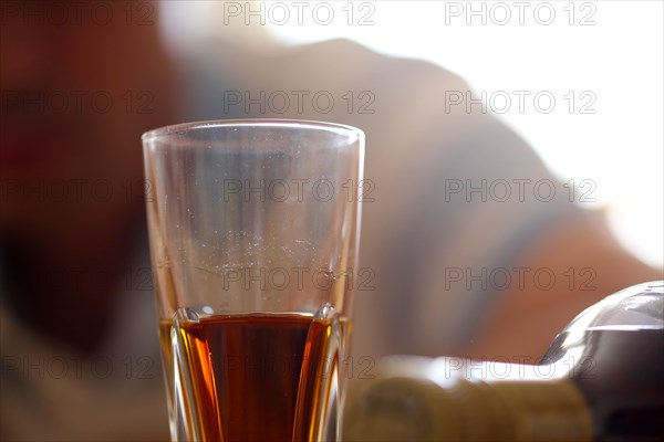 Symbolic image: Alcoholic gets drunk at home