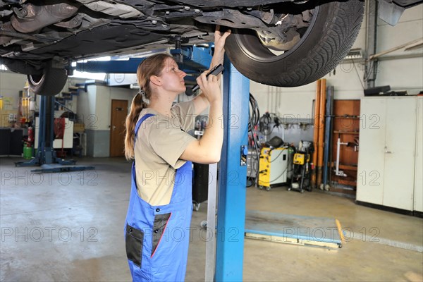 Symbolic image: Woman in a male profession: automotive mechatronics technician
