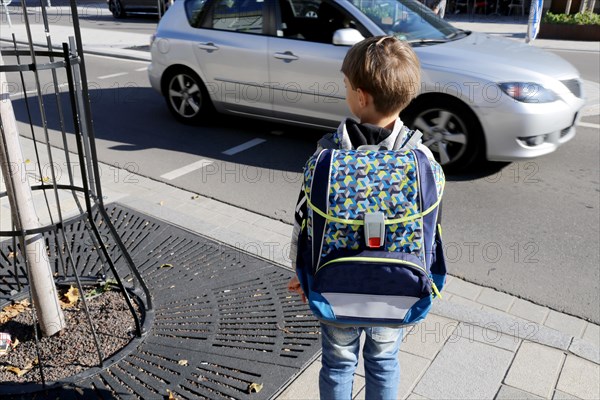 Symbolic image: Schoolchild in road traffic