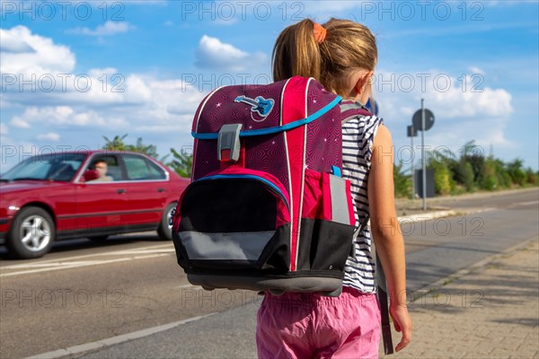 Symbolic image: Schoolchild in road traffic