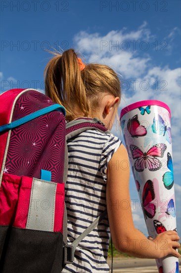 Symbolic image: Girl on the way to her first day at school