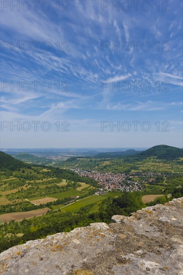 Ruin Reussenstein, ruin of a rock castle above Neidlingen, rock above the Neidlingen valley, ministerial castle of the Teck lordship, wall, view of the Neidlingen valley, view, landscape, nature, mountains, meadows, bushes, trees, Albtrauf, Neidlingen, Swabian Alb, Baden-Wuerttemberg, Germany, Europe