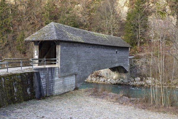 Le Pont qui Branle, covered wooden bridge Pont du Chatelet, Gruyeres, Fribourg, Switzerland, Europe