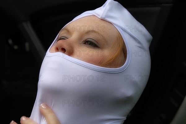 Symbolic image: Racer puts on her balaclava