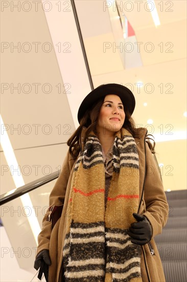 Symbolic image: Elegant young woman enjoys shopping