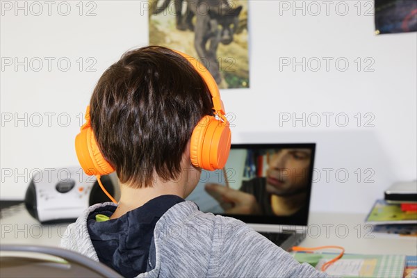 Symbolic image: Primary school pupils doing digital homeschooling