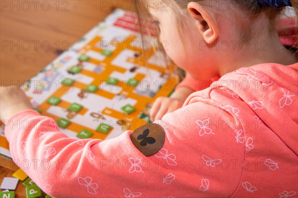 Symbolic image: Child plays to promote speech in speech therapy