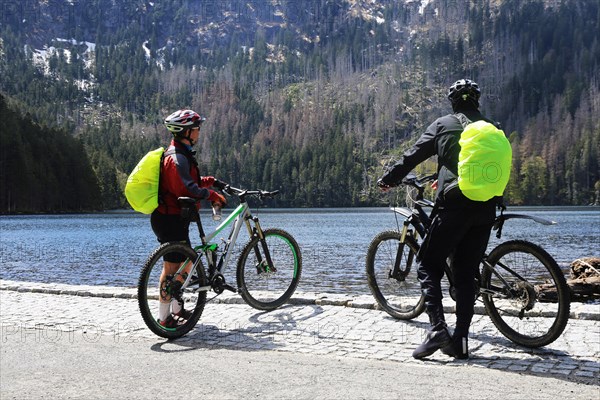 Participants of the Trans Bayerwald from the DAV Summit Club take a break at Schwarzsee in the Bohemian Forest near the German border