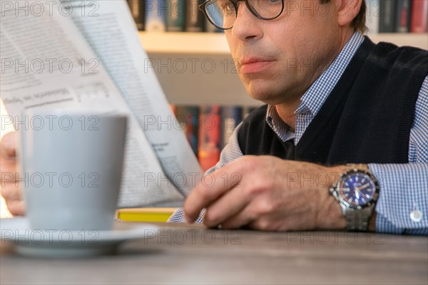 Man reading the newspaper (symbolic image)