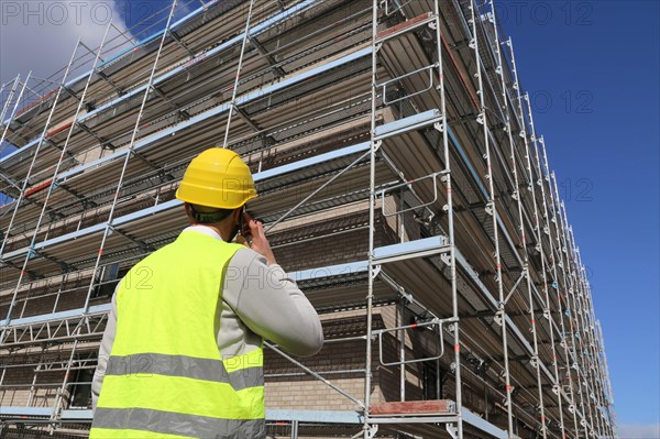 Symbolic image: Architect in front of an apartment block under construction