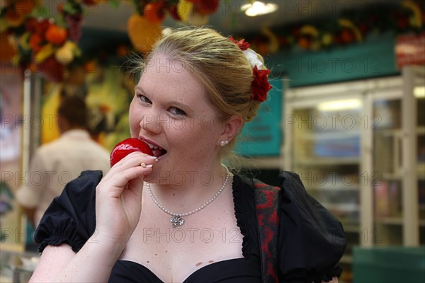 Symbolic image: Woman in traditional traditional costume at a folk festival