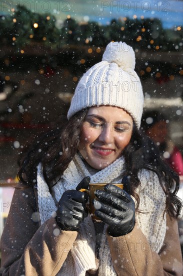 Symbolic image: Cheerful young woman at a German Christmas market