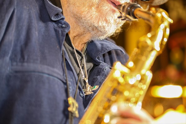 Symbolic image: Jazz musician playing saxophone