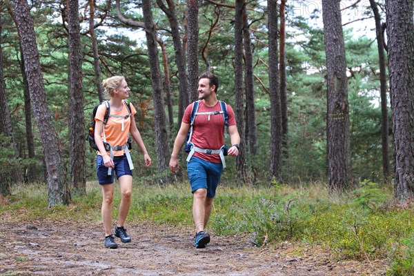 Symbolic image: Young couple hiking in the Palatinate Forest, here on the fifth stage of the Palatinate Wine Trail between Neustadt an der Weinstrasse and St. Martin