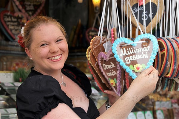 Symbolic image: Woman in traditional traditional costume at a folk festival (Brezelfest Speyer)