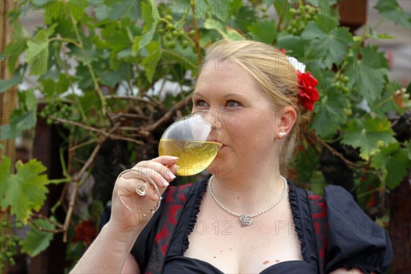 Symbolic image: Woman in traditional traditional costume at a wine festival (Brezelfest Speyer)