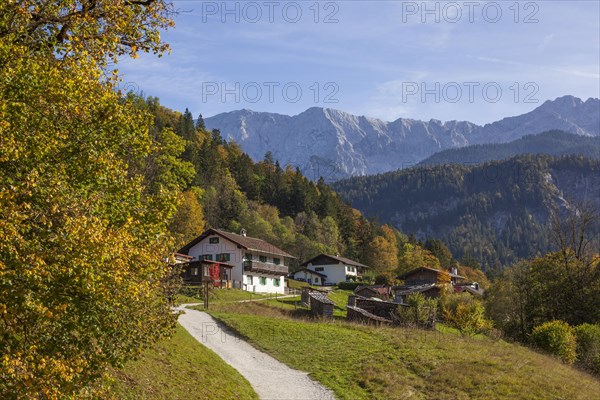 Graseck Alm with huts, hiking trail, Dreitorspitze and Wetterstein mountains, Garmisch-Partenkirchen, Werdenfelser Land, Upper Bavaria, Bavaria, Germany, Europe
