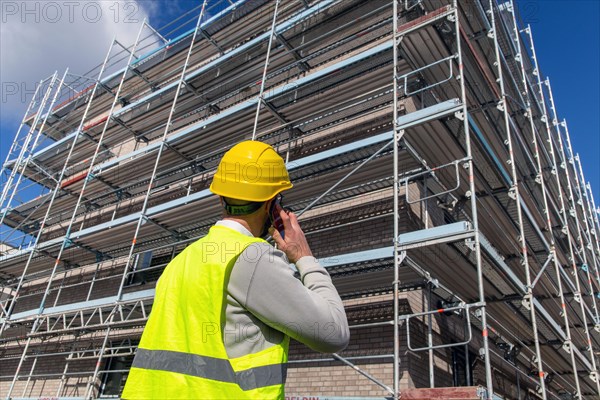 Symbolic image: Architect in front of an apartment block under construction