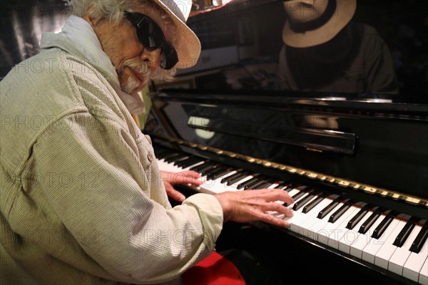 Symbolic image: Man playing the piano