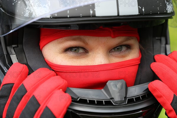 Symbolic image: Racer with helmet and balaclava