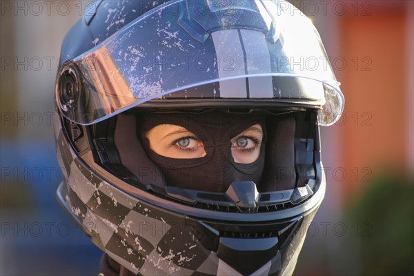 Symbolic image: Racer with helmet and balaclava