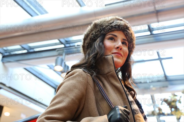 Symbolic image: Elegant young woman enjoys shopping