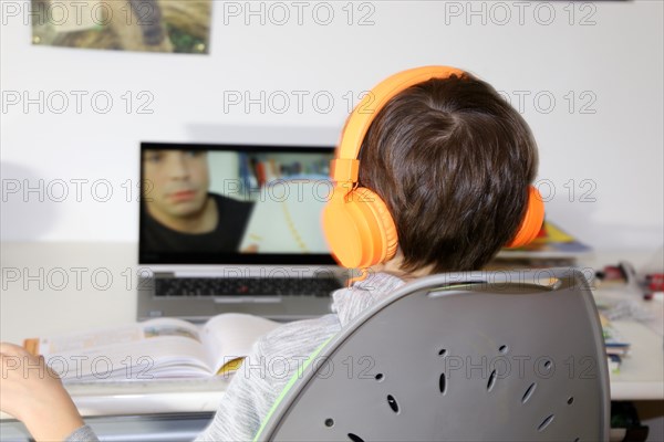 Symbolic image: Primary school pupils doing digital homeschooling