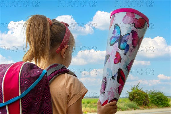 Symbolic image: Girl on the way to her first day at school