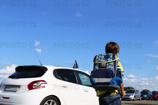 Schoolchild in road traffic, Mutterstadt, Rhineland-Palatinate