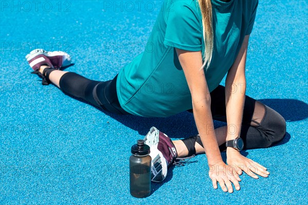 Athlete doing stretching exercises (symbolic image)