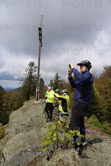 Participants of the Trans Bayerwald from the DAV Summit Club take a break on the summit of the Muehlriegel in the Bavarian Forest