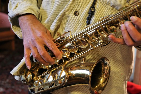 Symbolic image: Jazz musician playing saxophone