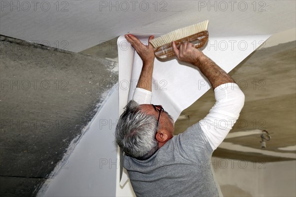 Craftsman (painter) for wallpapering work