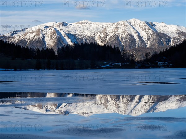 Winter mood, frozen Gleinkersee, behind the Sengsengebirge, reflection, Spital am Pyhrn, Totes Gebirge, Pyhrn-tidal creek region, Pyhrn-Eisenwurzen, Traunviertel, Upper Austria, Austria, Europe