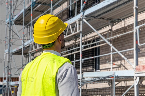 Symbolic image: Architect in front of an apartment block under construction