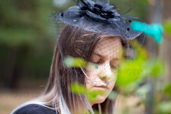 Close-up of a grieving young woman with a mourning veil (symbolic image)