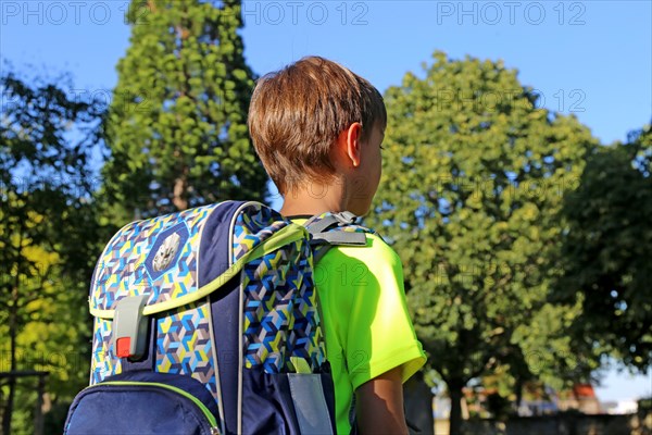 Symbolic image: Primary school pupils on the way to school