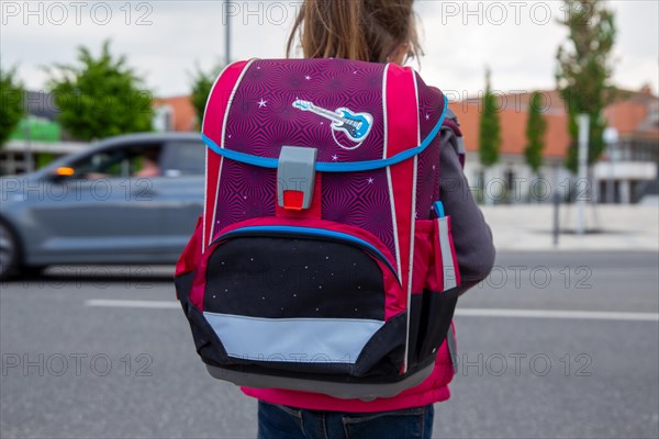 Symbolic image: Schoolchild in road traffic