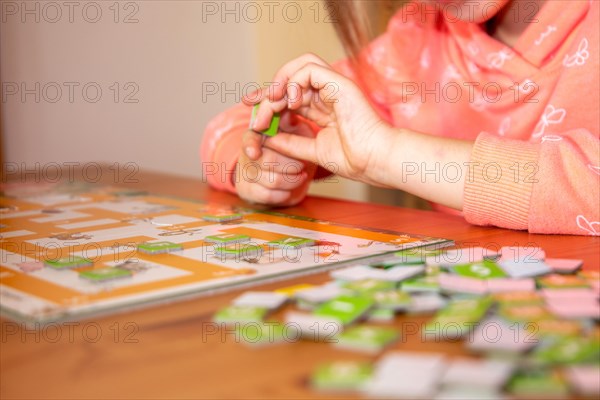 Symbolic image: Child plays to promote speech in speech therapy