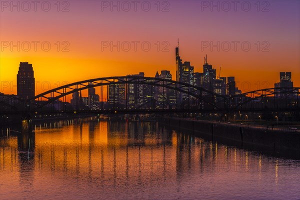 Evening mood with skyline behind the Deutschherrnbruecke from the Arthur-von-vineyard-Steg, golden hour, Frankfurt am Main, Hesse, Germany, Europe