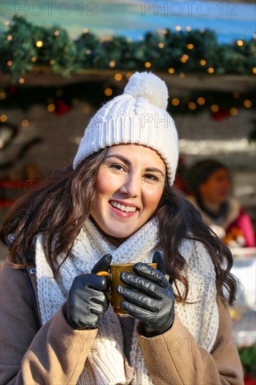 Symbolic image: Cheerful young woman at a German Christmas market