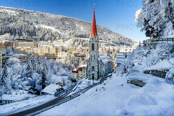 Snow-covered winter panorama of the town centre with parish church, Bad Gastein, Gastein Valley, Hohe Tauern National Park, Salzburg province, Austria, Europe