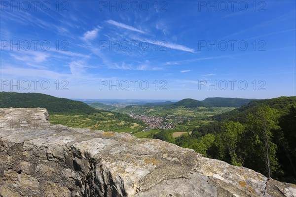 Ruin Reussenstein, ruin of a rock castle above Neidlingen, rock above the Neidlingen valley, ministerial castle of the Teck lordship, wall, view of the Neidlingen valley, view, landscape, nature, mountains, meadows, bushes, trees, Albtrauf, Neidlingen, Swabian Alb, Baden-Wuerttemberg, Germany, Europe