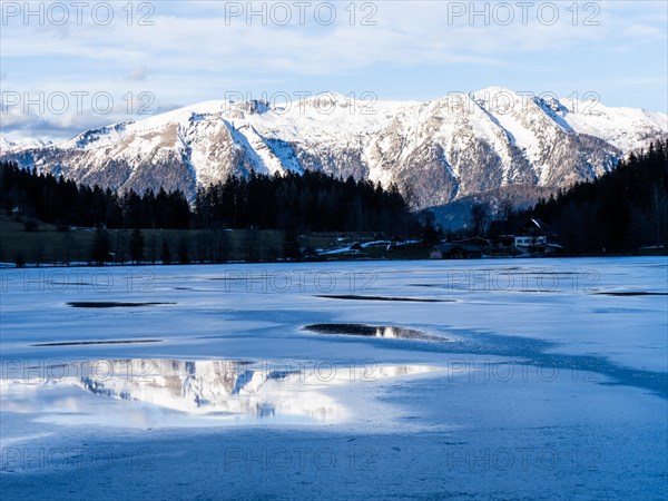 Winter atmosphere, frozen Gleinkersee, behind the Sengsengebirge, Spital am Pyhrn, Totes Gebirge, Pyhrn-tidal creek region, Pyhrn-Eisenwurzen, Traunviertel, Upper Austria, Austria, Europe