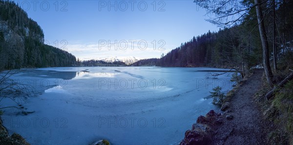 Winter mood, frozen Gleinkersee, behind the Sengsengebirge, panoramic view, Spital am Pyhrn, Totes Gebirge, Pyhrn-tidal creek region, Pyhrn-Eisenwurzen, Traunviertel, Upper Austria, Austria, Europe