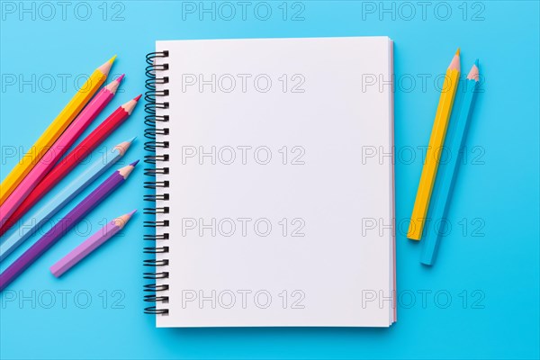 Empty Notebook with colorful pencils. KI generiert, generiert AI generated