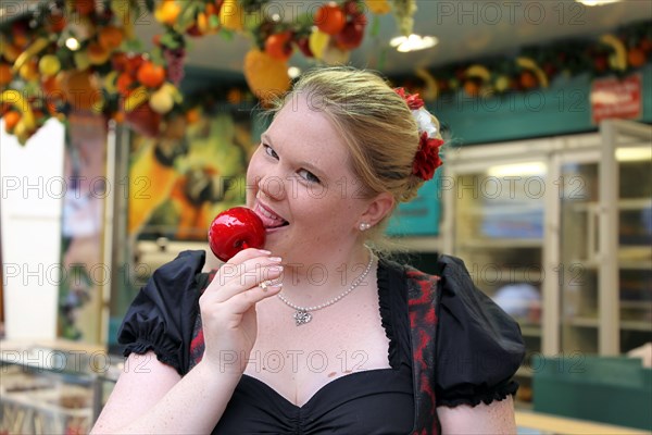 Symbolic image: Woman in traditional traditional costume at a folk festival