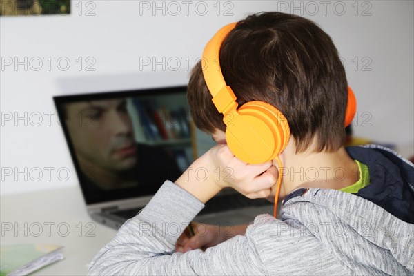 Symbolic image: Primary school pupils doing digital homeschooling