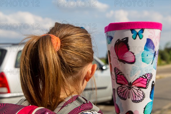 Symbolic image: Girl on the way to her first day at school