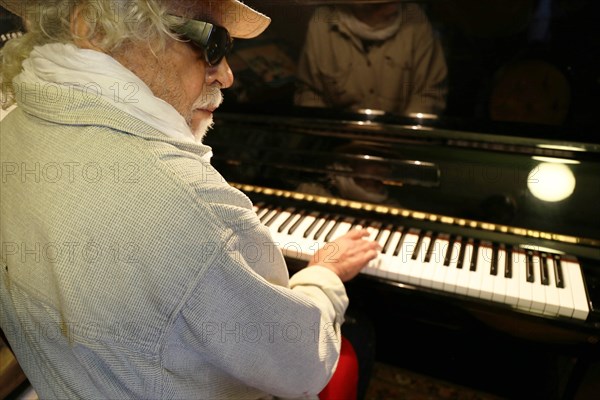 Symbolic image: Man playing the piano